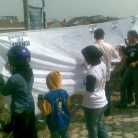 Warga Cempaka Arum Kumpulkan Tanda Tangan untuk Dukung Trendi